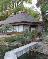 池に架かる石橋がある廉池軒の写真